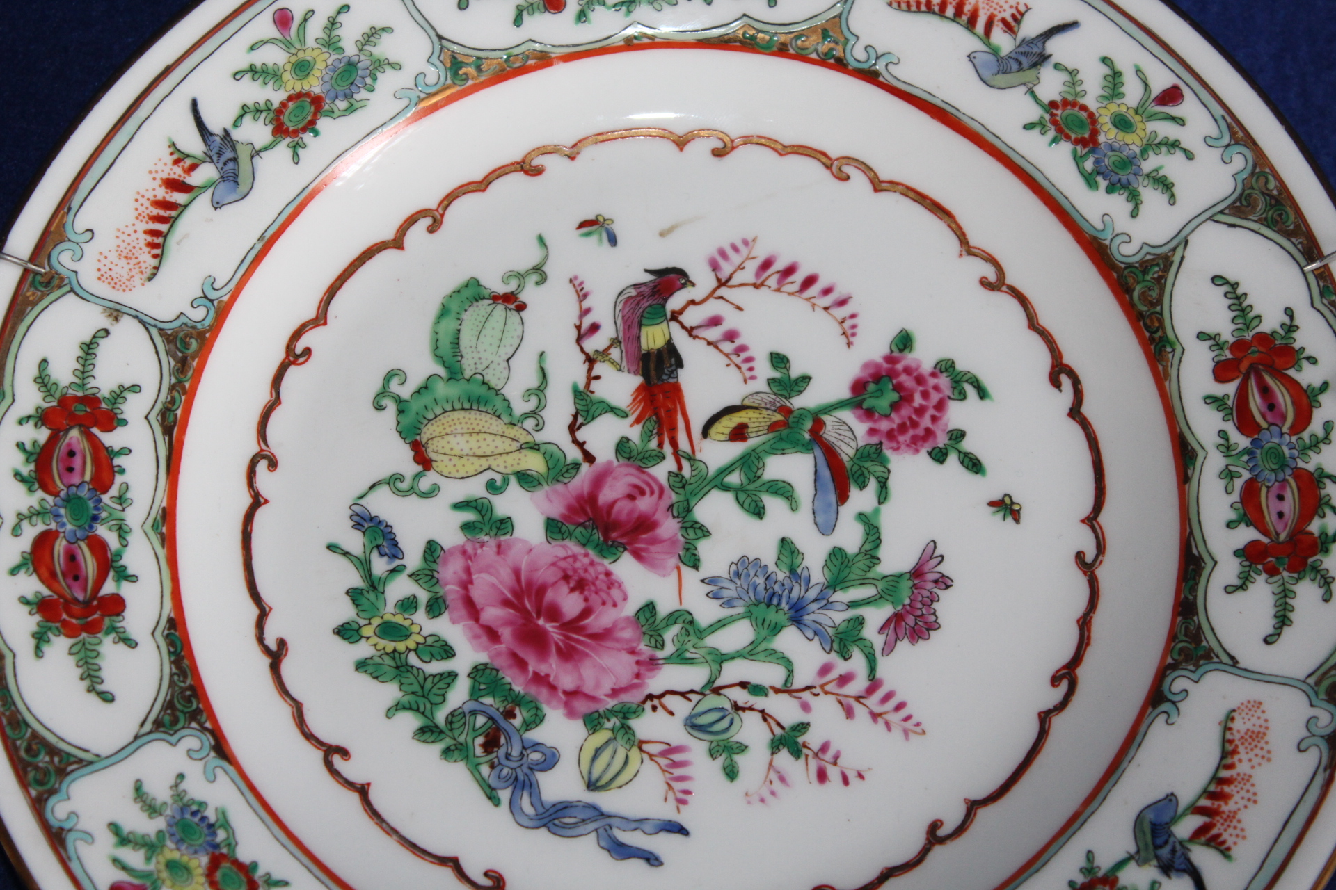 MALOVANÝ TALÍŘ NA STĚNU