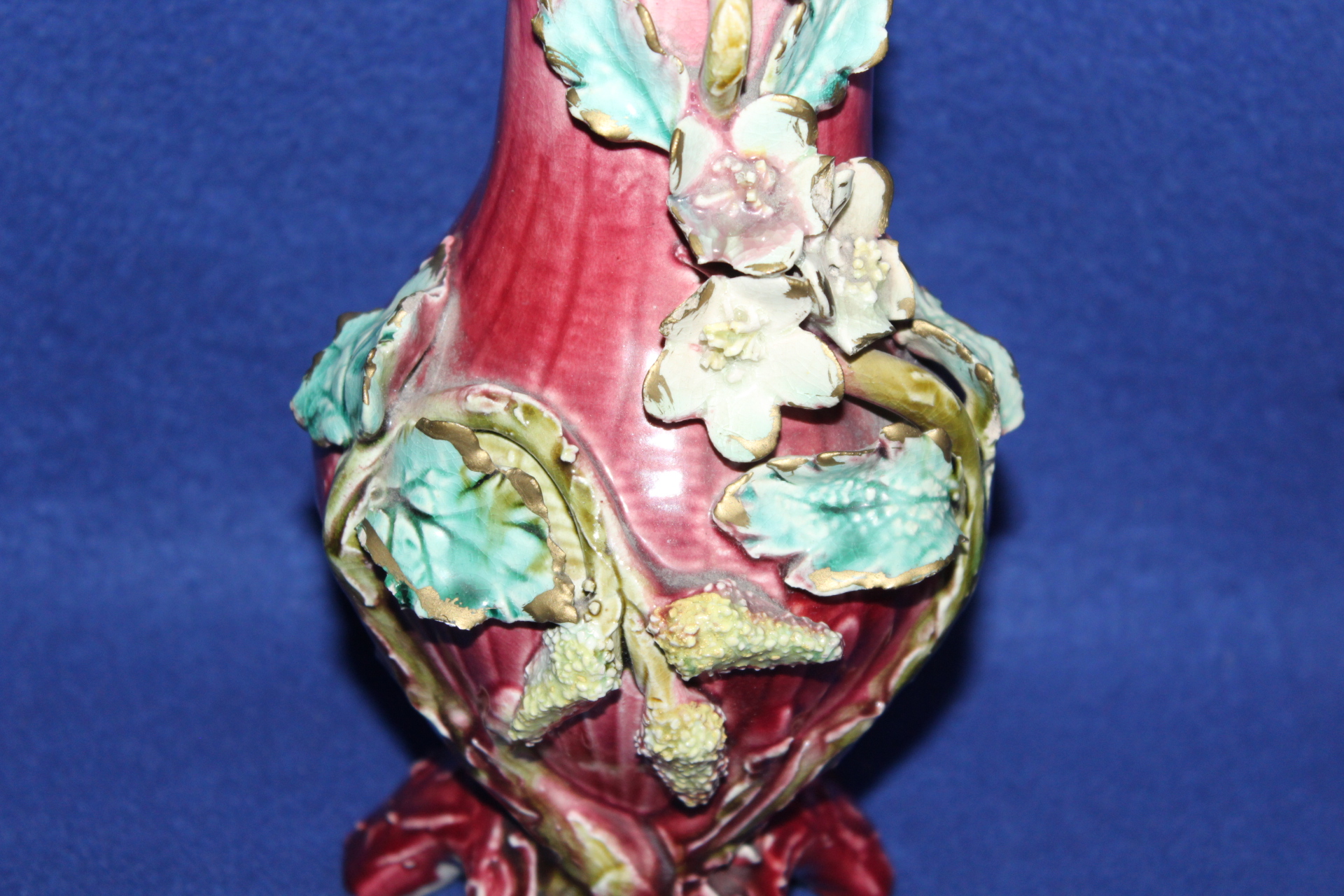 KERAMICKÁ VÁZA S PLASTICKÝM ZDOBENÍM