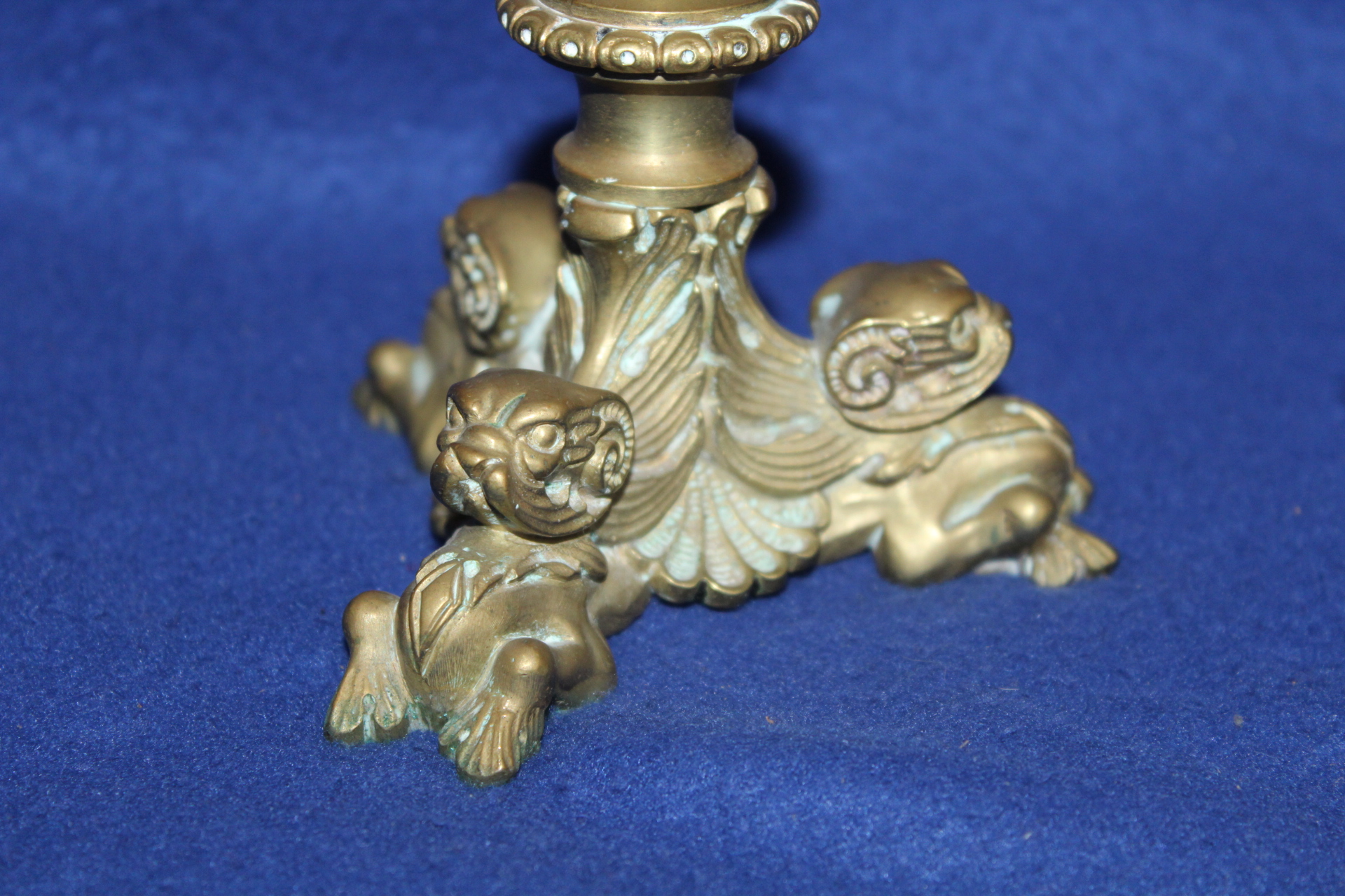 KRÁSNÝ MOSAZNÝ SVÍCEN