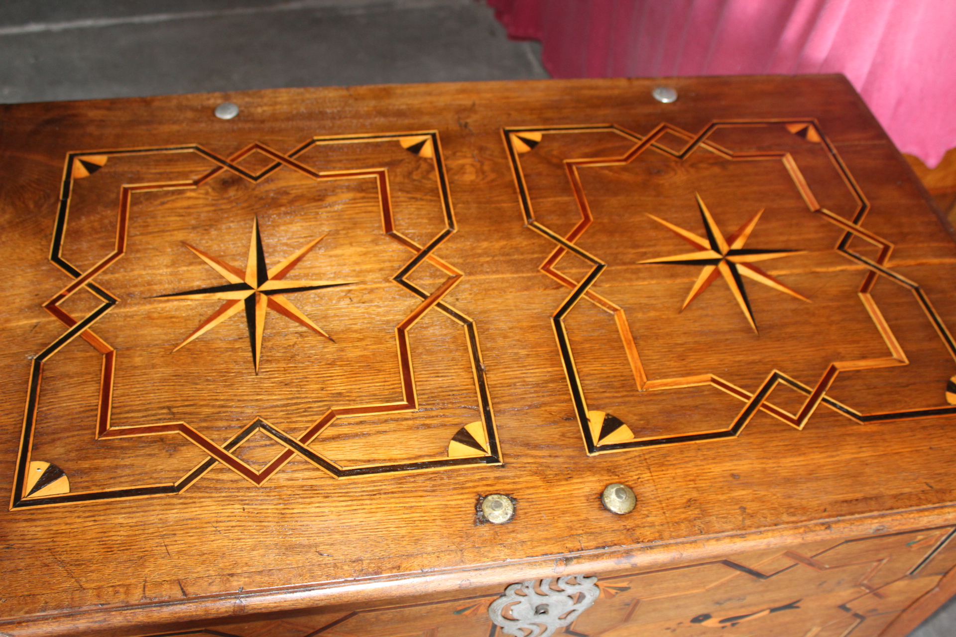 STAROŽITNÁ TRUHLA, INTARZOVANÁ