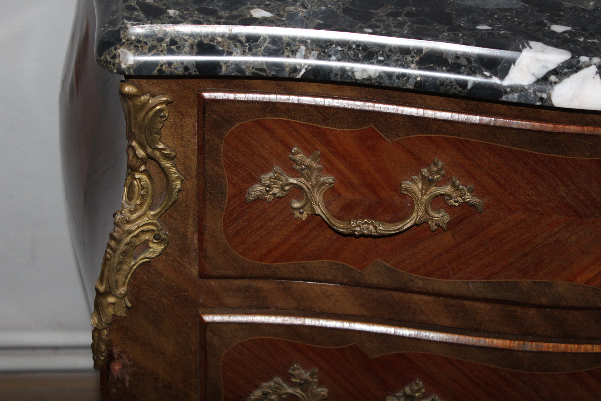 KOMODA S MRAMOROVOU DESKOU