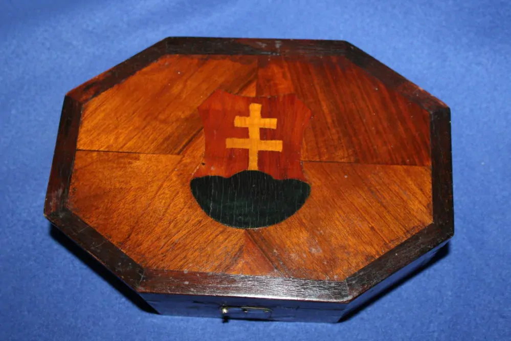 DŘEVĚNÁ ŠPERKOVNICE SE SLOVENSKÝM ZNAKEM