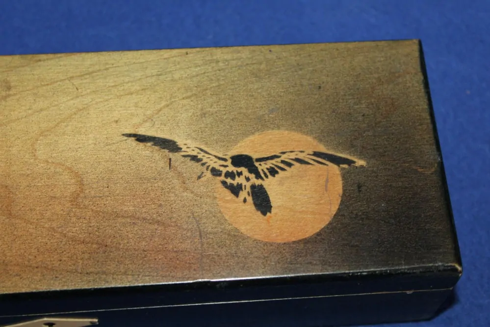 KAZETA, KRABIČKA NA RUKAVICE