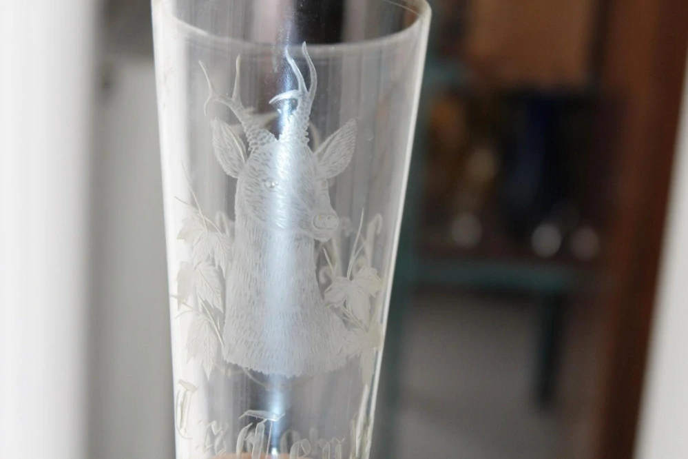 STAROŽITNÁ SKLENICE, R. 1908, S MYSLIVECKÝM MOTIVEM