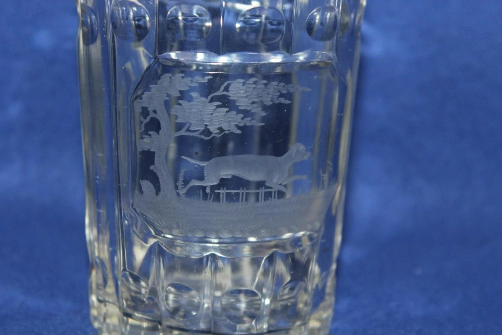 STAROŽITNÁ SKLENICE S LOVECKÝM MOTIVEM