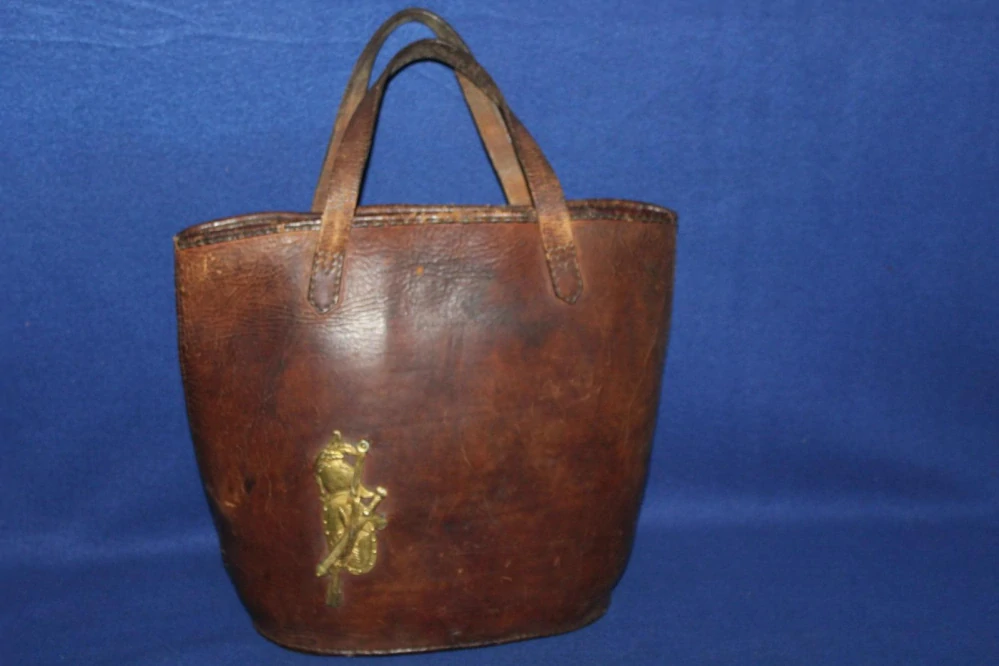STAROŽITNÁ LOVECKÁ TAŠKA, BŮVOLÍ KŮŽE