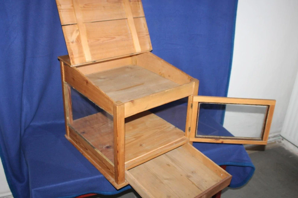 STAROŽITNÁ OBCHODNÍ VITRINA, BRNO KRÁLOVO PL.