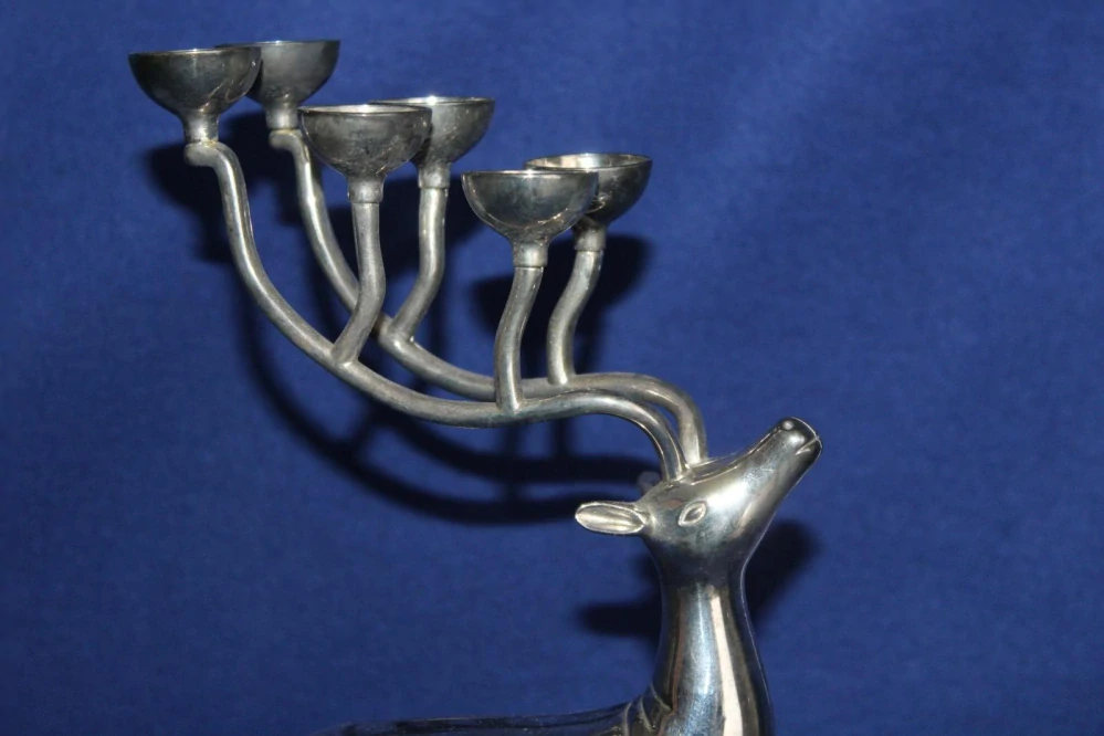 JELEN S ŠESTI SVÍCNY?, BÍLÁ MOSAZ