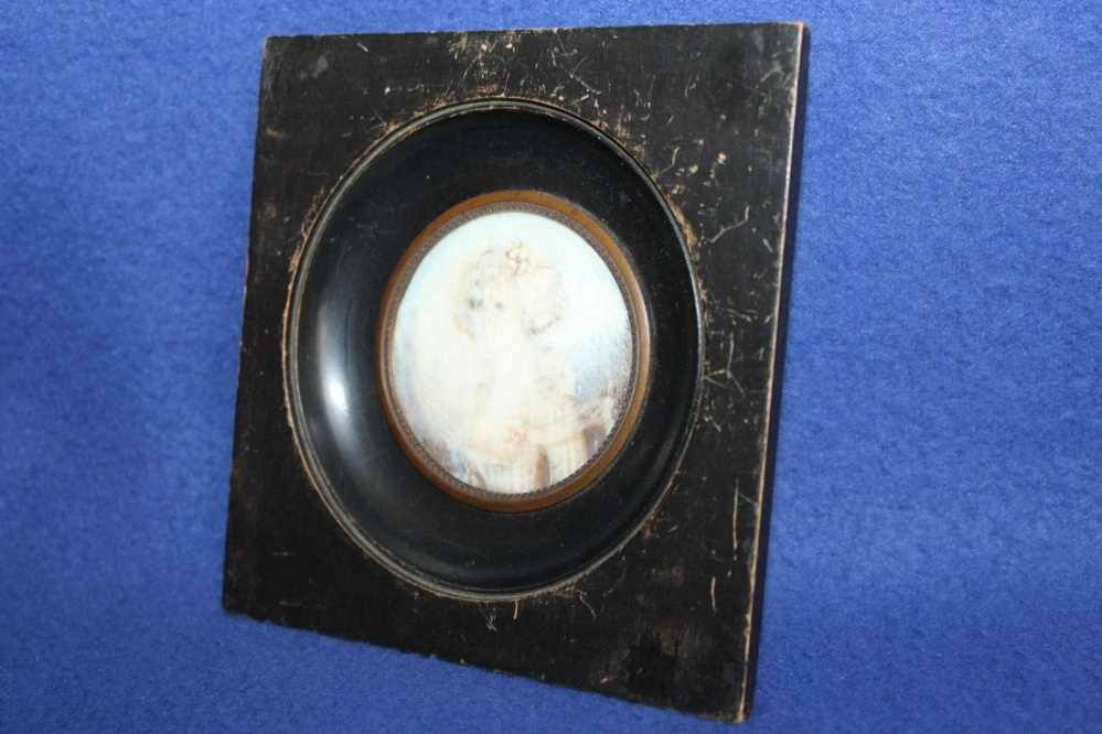 STAROŽITNÁ MINIATURA NA SLONOVINĚ