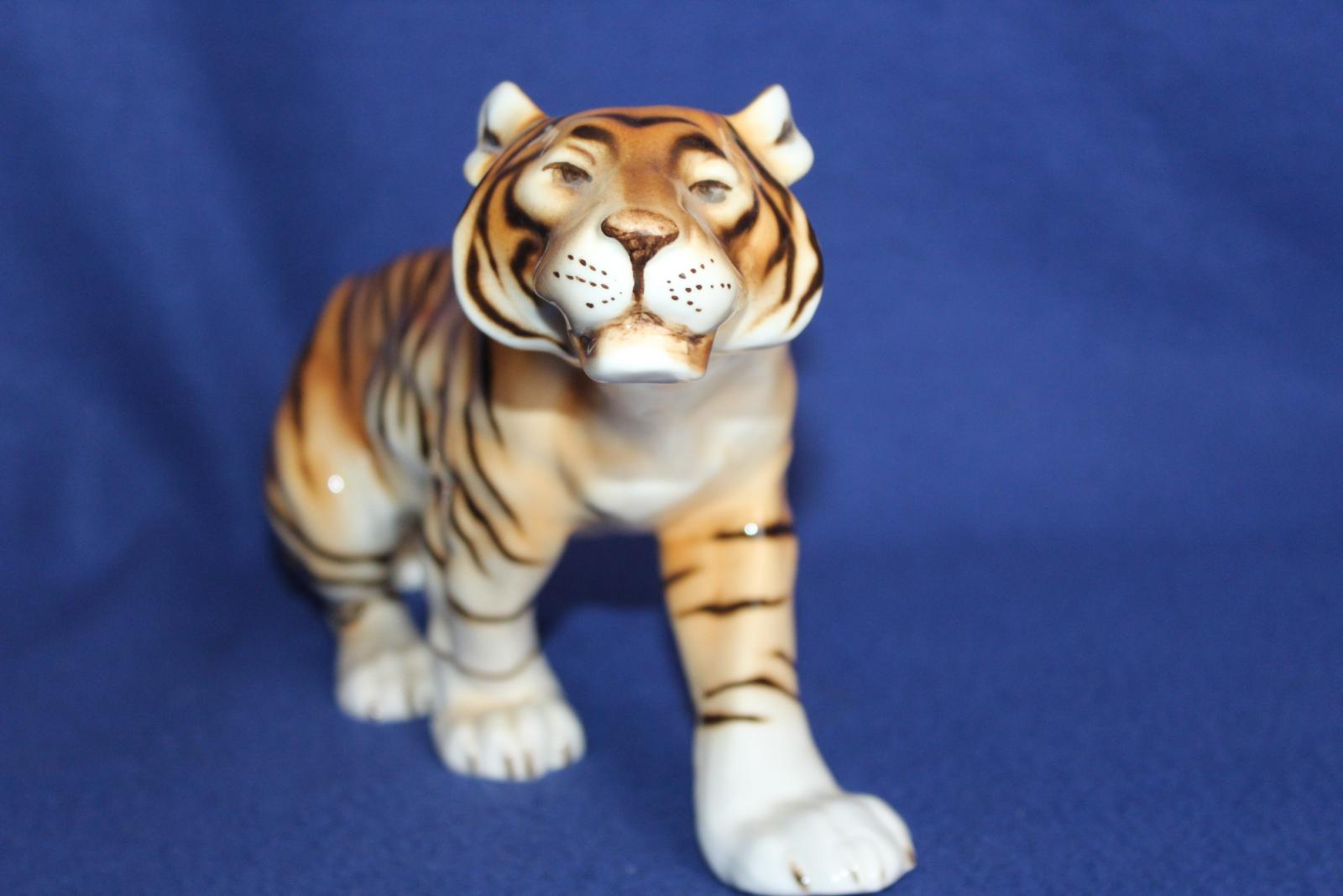 VELKÁ PORCELÁNOVÁ SOCHA, TYGR