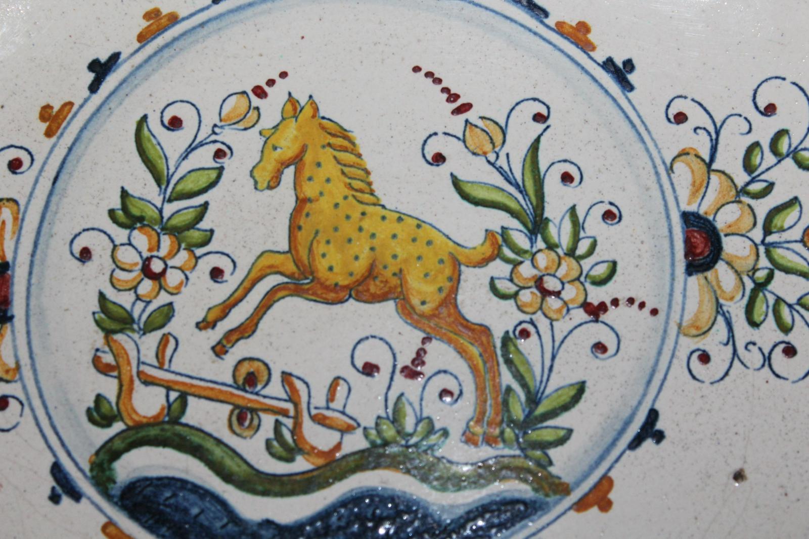 STAROŽITNÁ KERAMICKÁ MÍSA, na stěnu