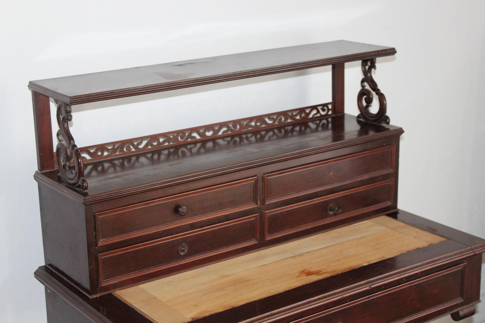 STAROŽITNÝ PSACÍ STŮL