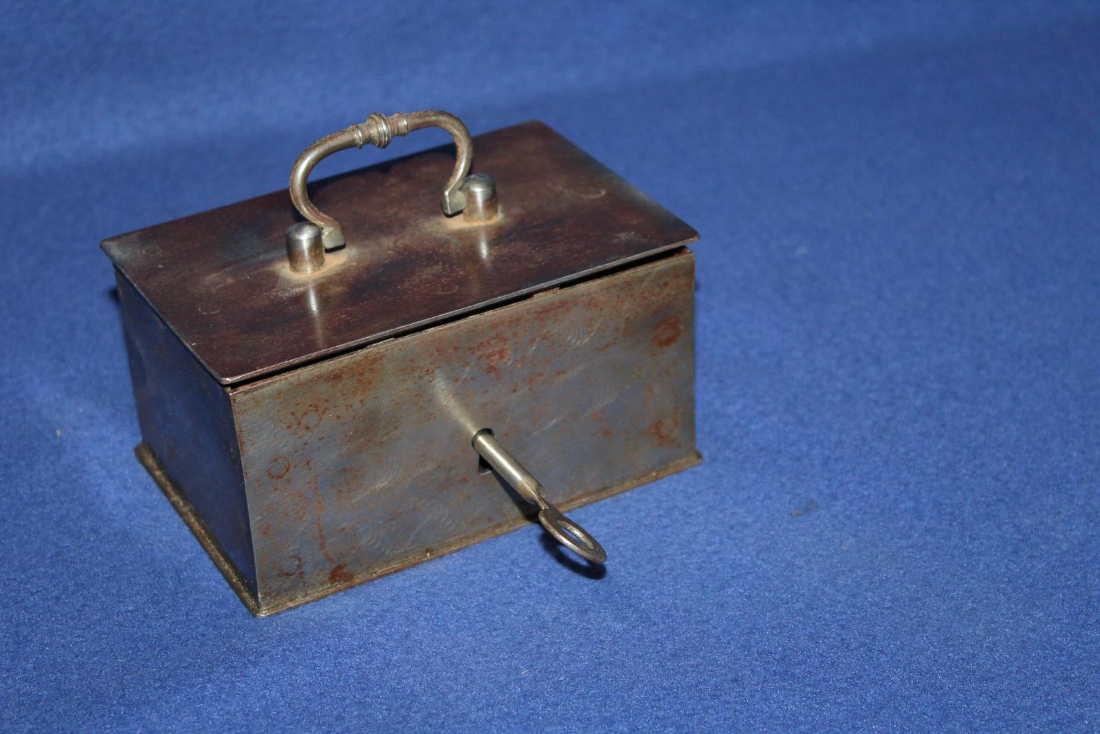 TREZOREK BIEDERMEIER, TREZOR