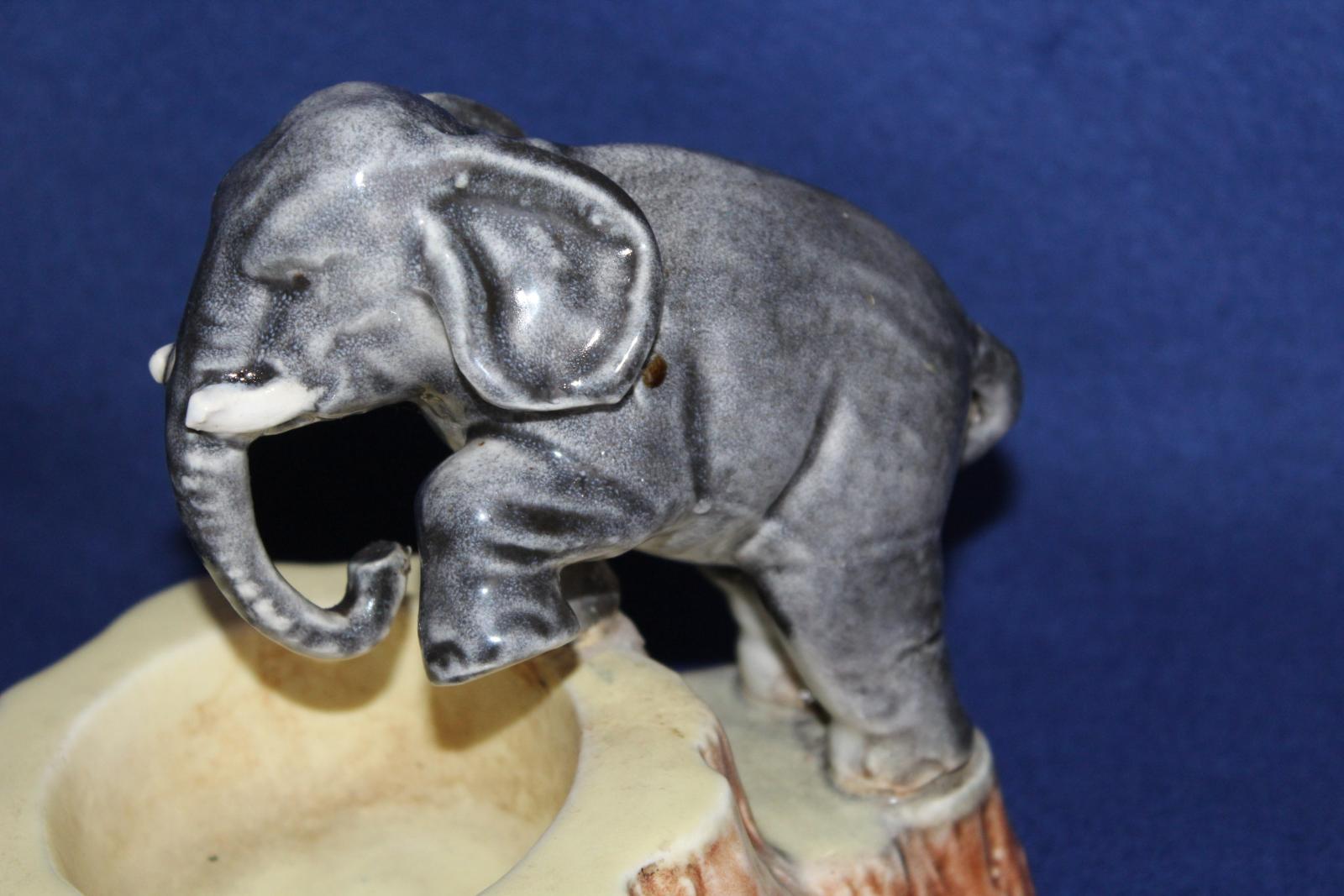 PORCELÁNOVÝ SLON, POPELNÍK