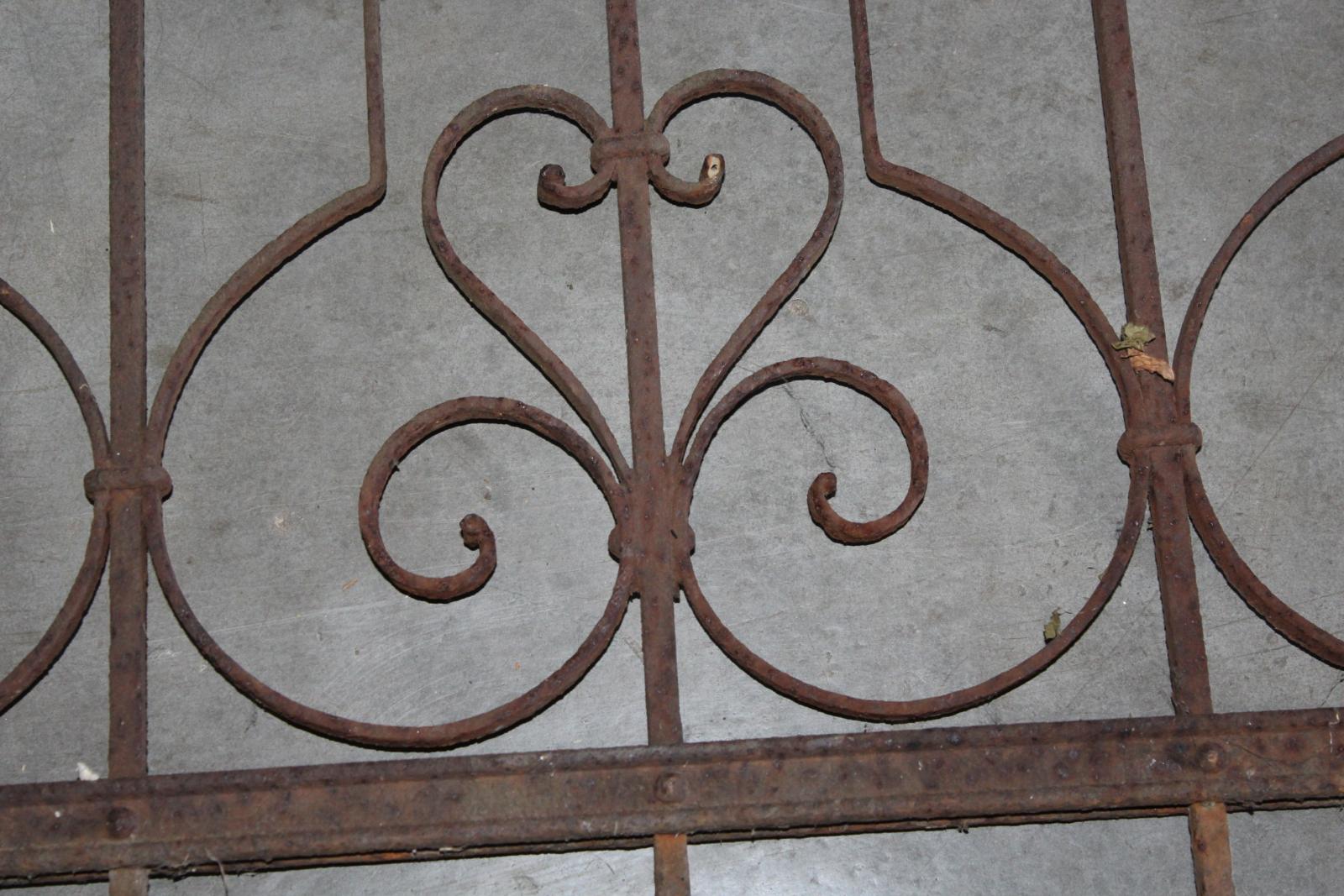 STAROŽITNÁ KOVANÁ MŘÍŽ