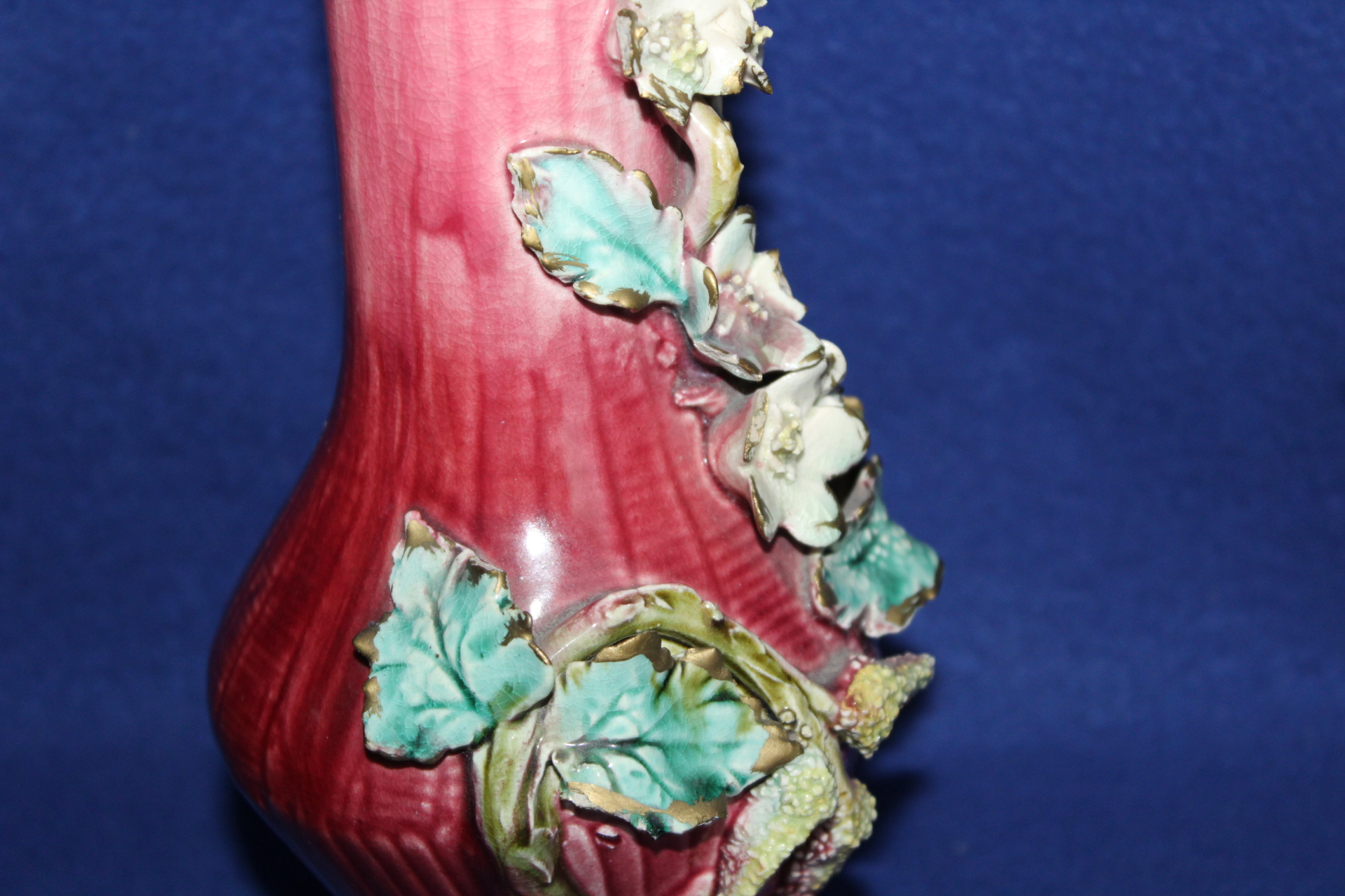 KERAMICKÁ VÁZA S PLASTICKÝM ZDOBENÍM