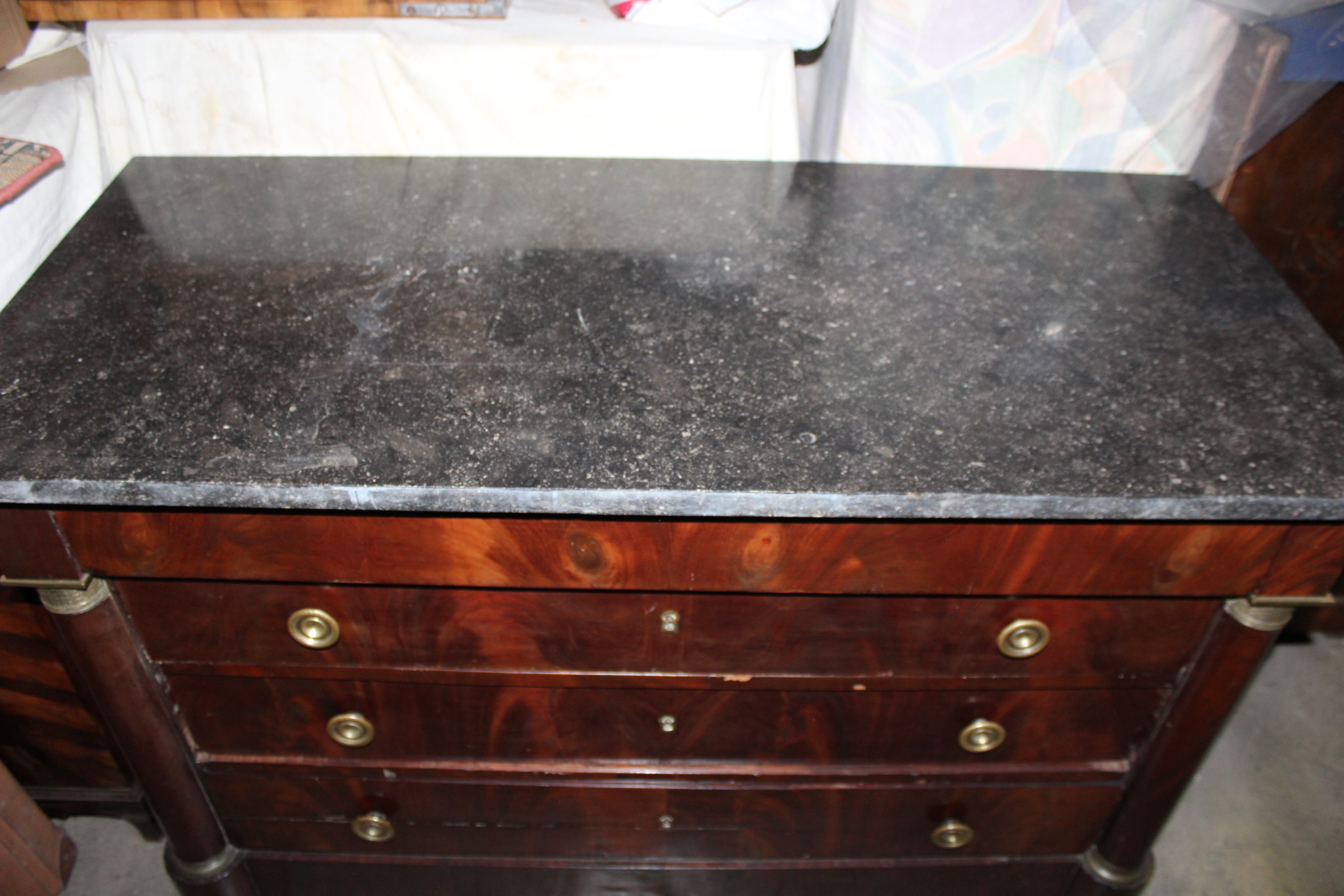 KOMODA S MRAMOROVOU DESKOU