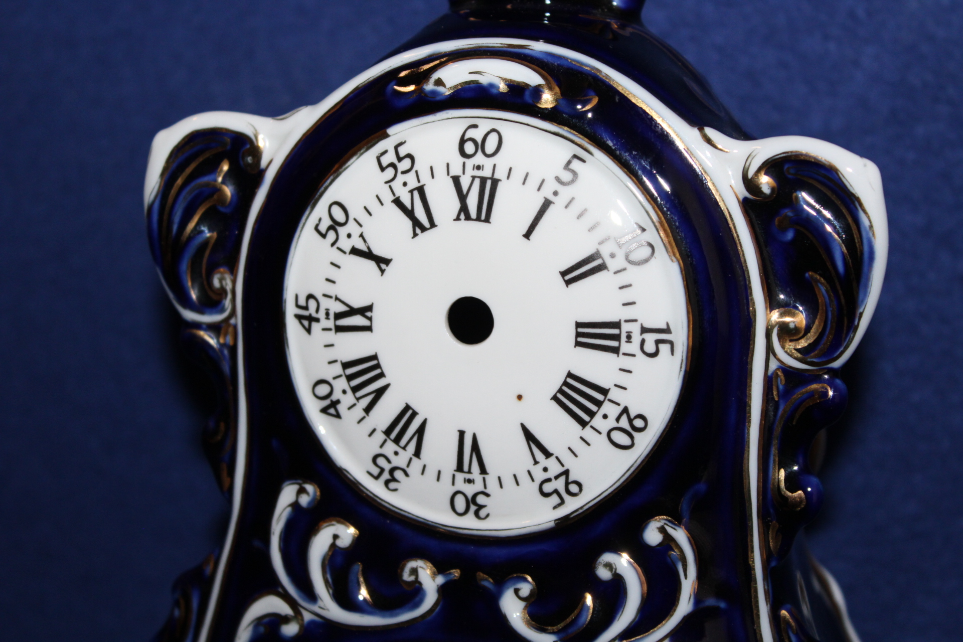 PORCELÁNOVÉ HODINY, FIGURA