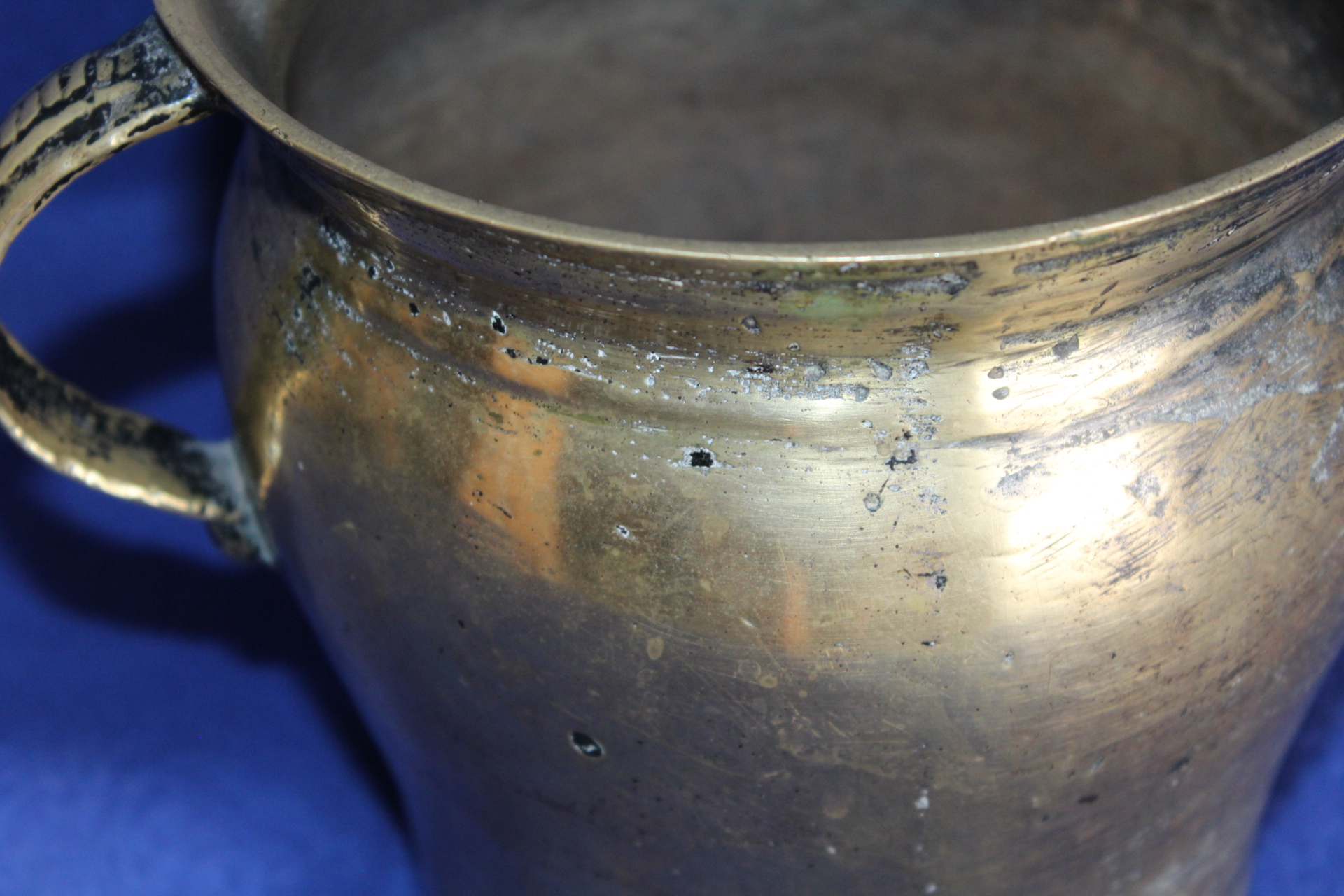 VELKÝ STAROŽITNÝ MOSAZNÝ HRNEC