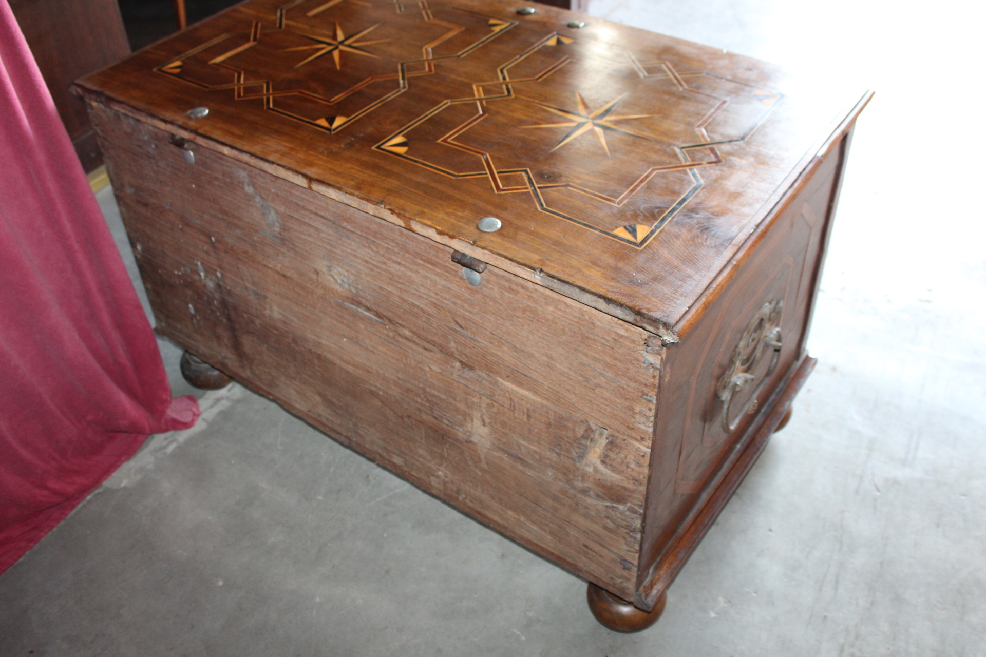 STAROŽITNÁ TRUHLA, INTARZOVANÁ