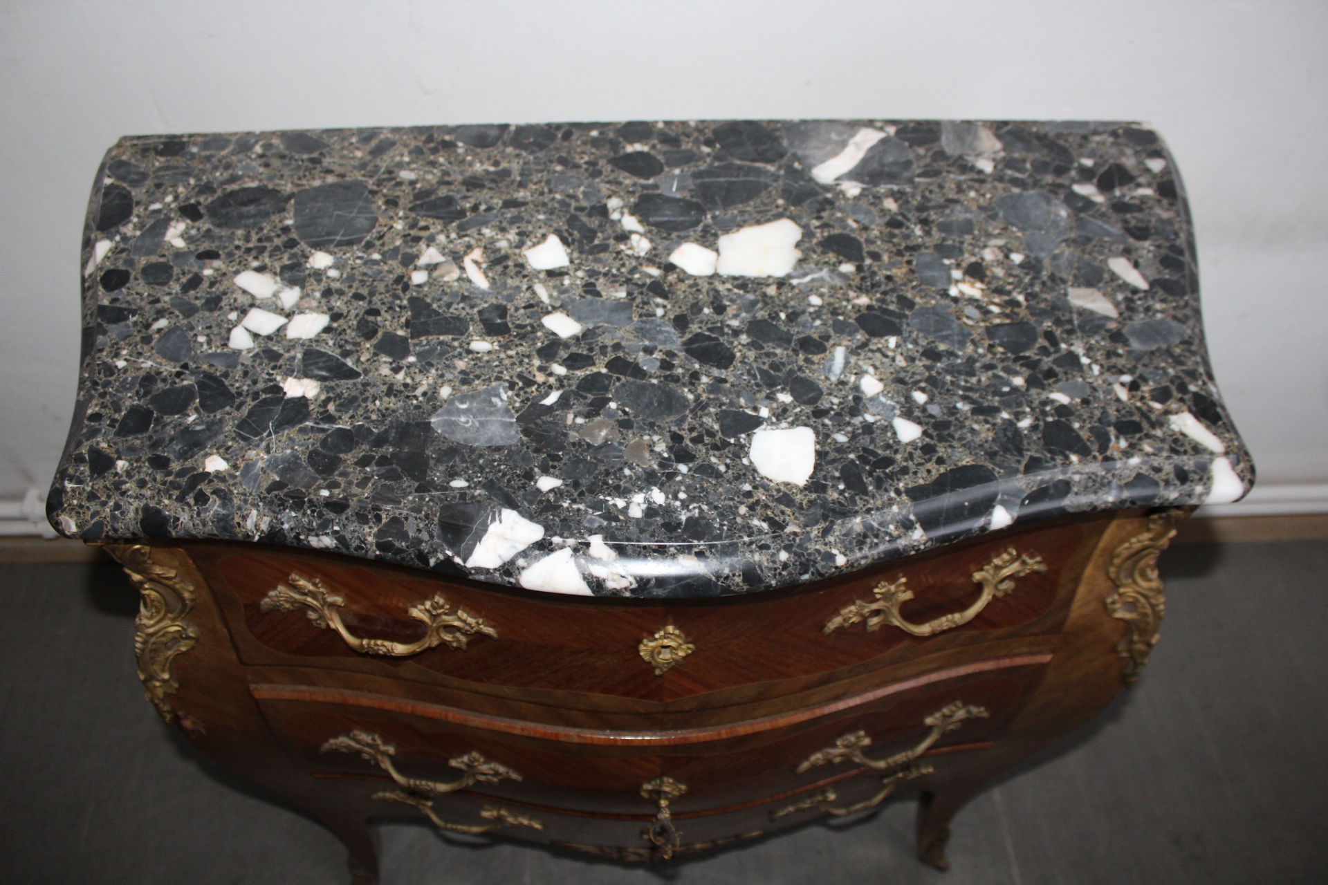 KOMODA S MRAMOROVOU DESKOU