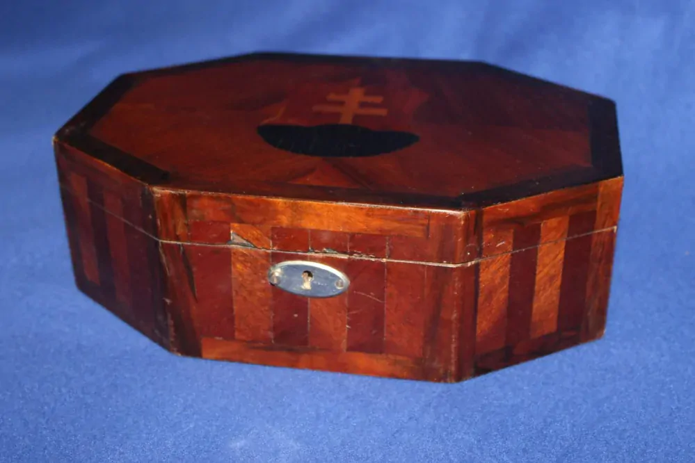 DŘEVĚNÁ ŠPERKOVNICE SE SLOVENSKÝM ZNAKEM