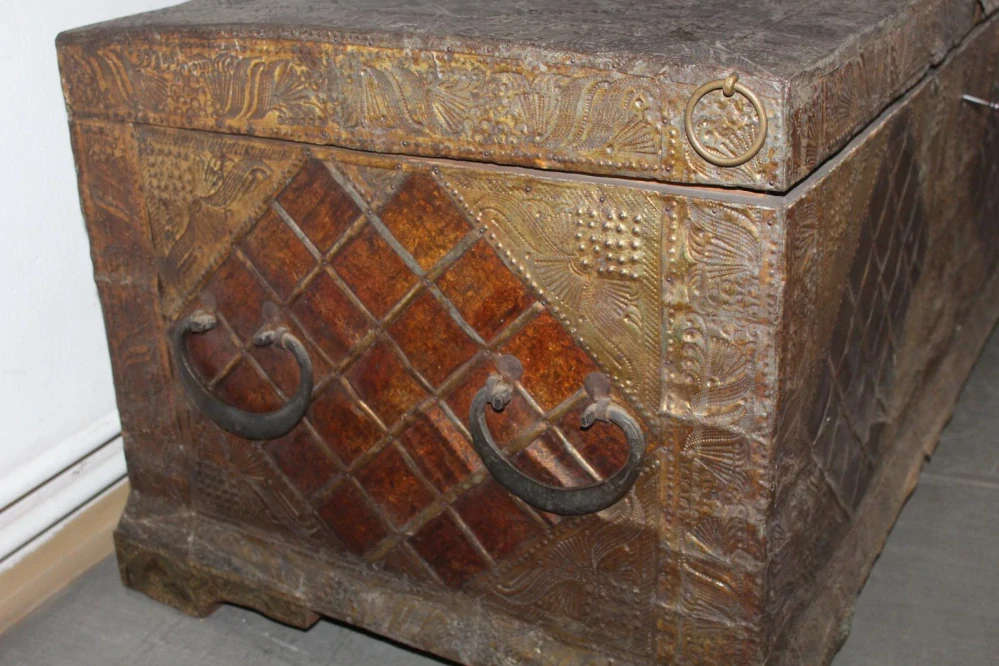 OKOVANÁ STAROŽITNÁ TRUHLA S HRACÍM ZÁMKEM