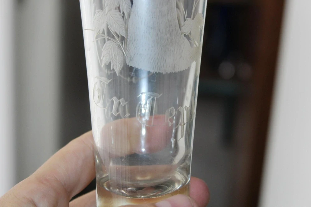 STAROŽITNÁ SKLENICE, R. 1908, S MYSLIVECKÝM MOTIVEM