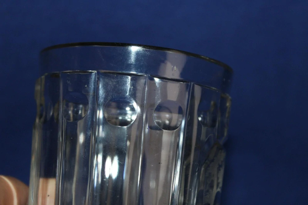 STAROŽITNÁ SKLENICE S LOVECKÝM MOTIVEM