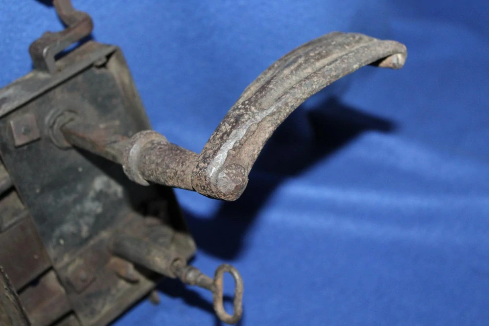 VELKÝ STAROŽITNÝ ZÁMEK