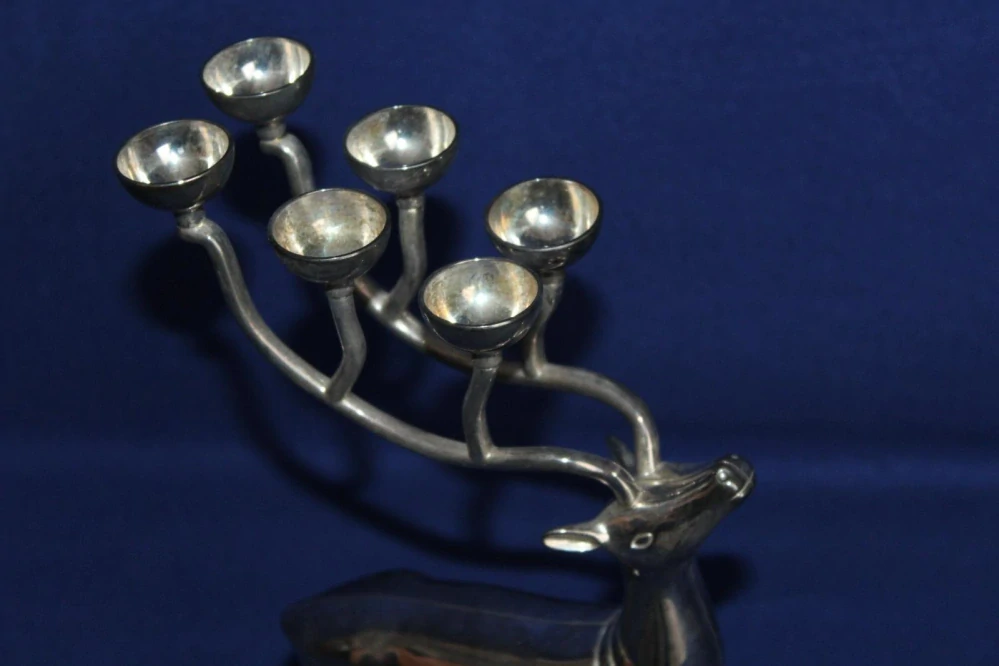 JELEN S ŠESTI SVÍCNY?, BÍLÁ MOSAZ