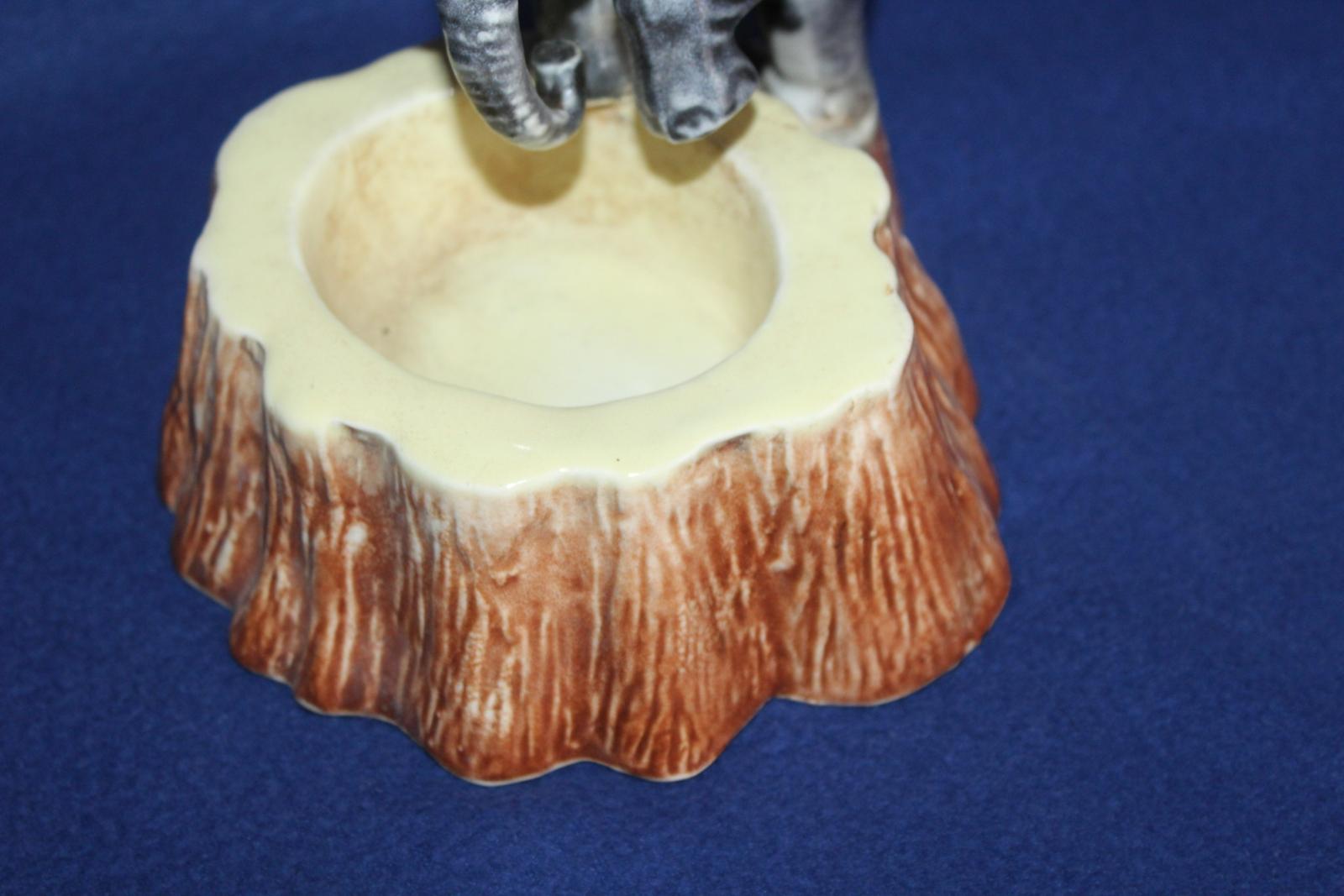 PORCELÁNOVÝ SLON, POPELNÍK