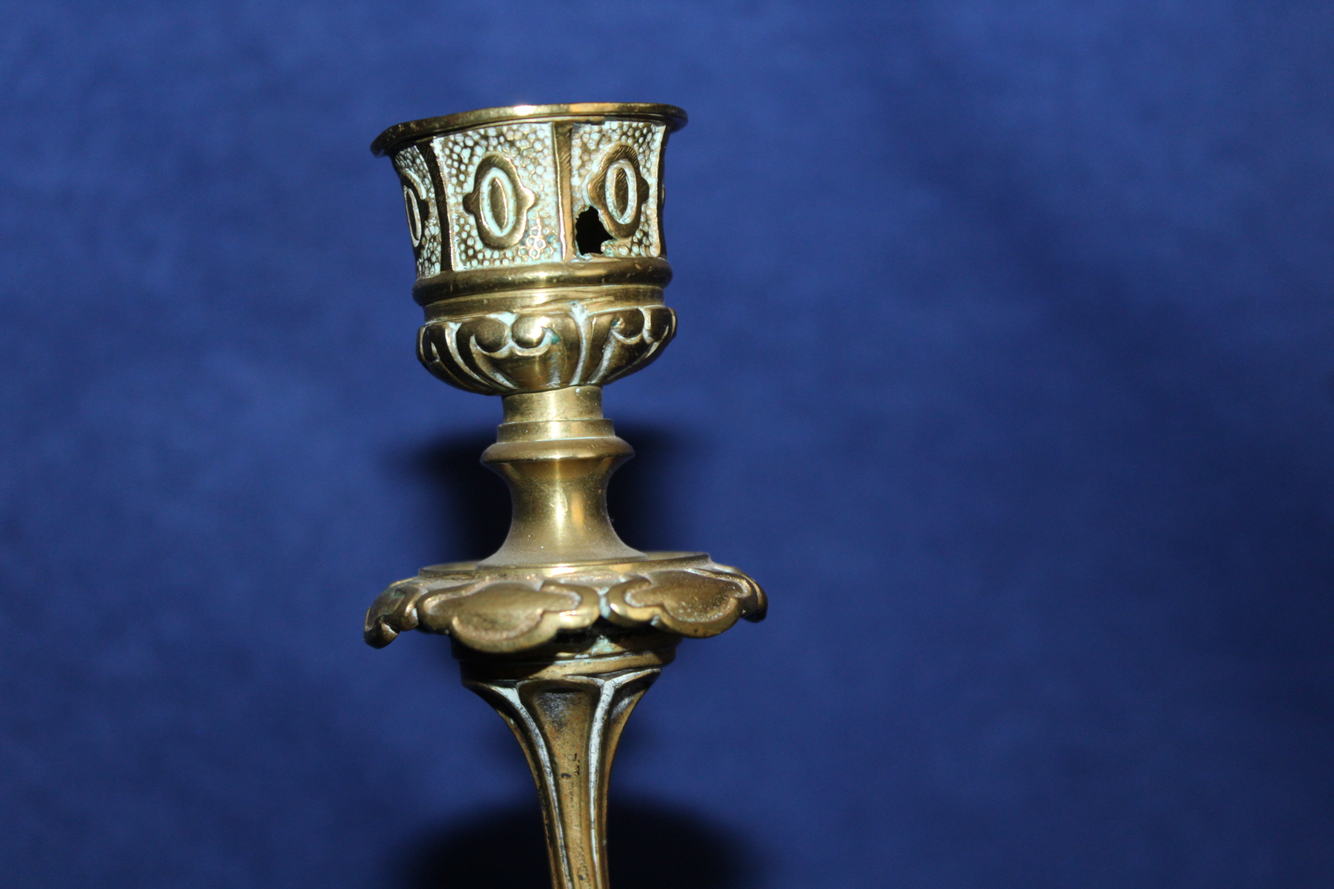 KRÁSNÝ MOSAZNÝ SVÍCEN