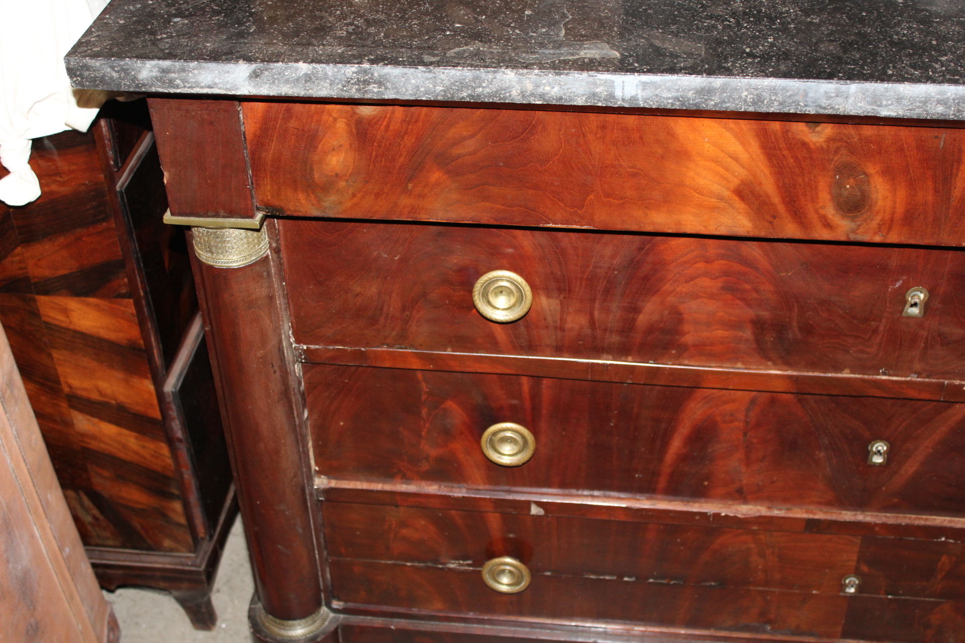 KOMODA S MRAMOROVOU DESKOU