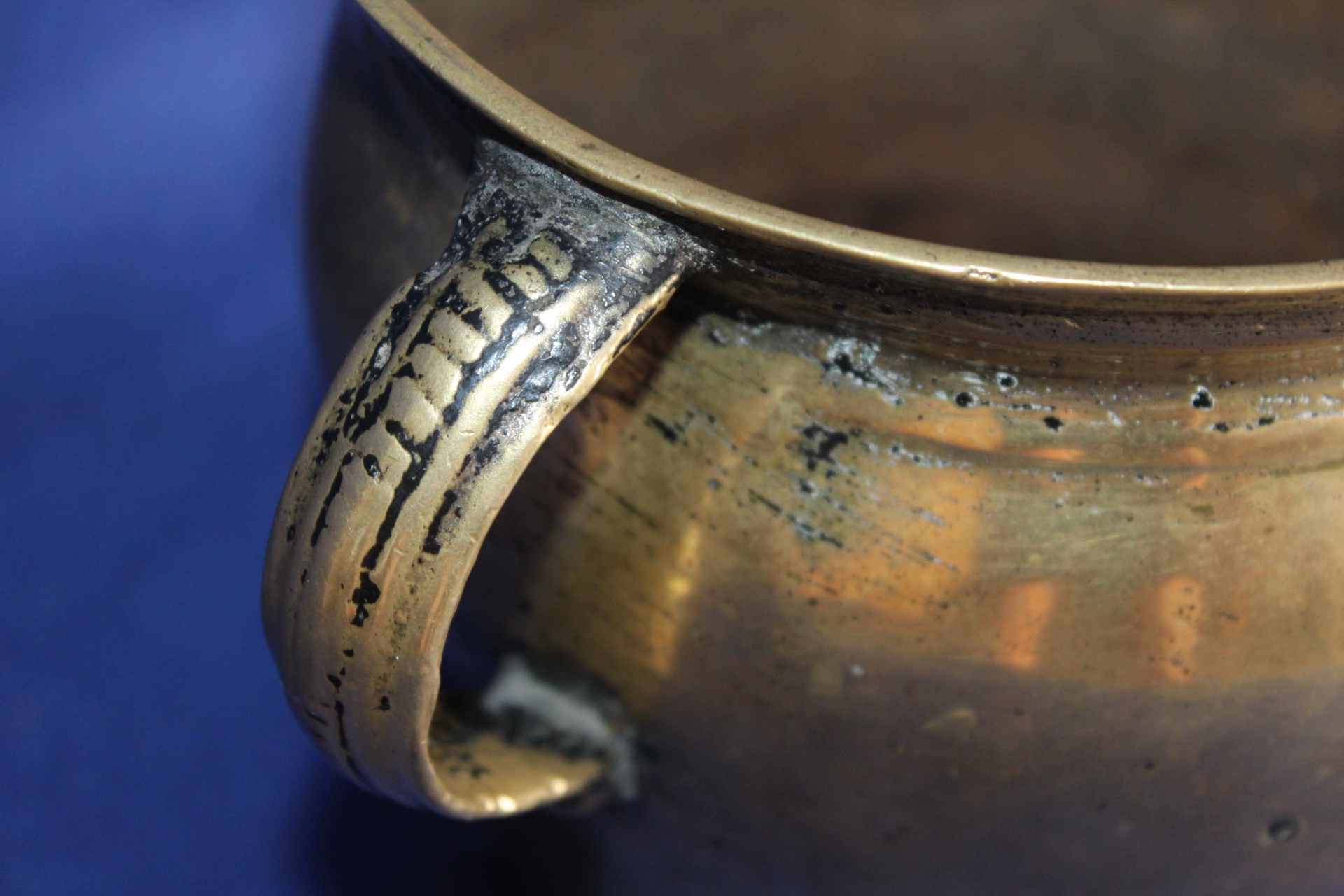 VELKÝ STAROŽITNÝ MOSAZNÝ HRNEC