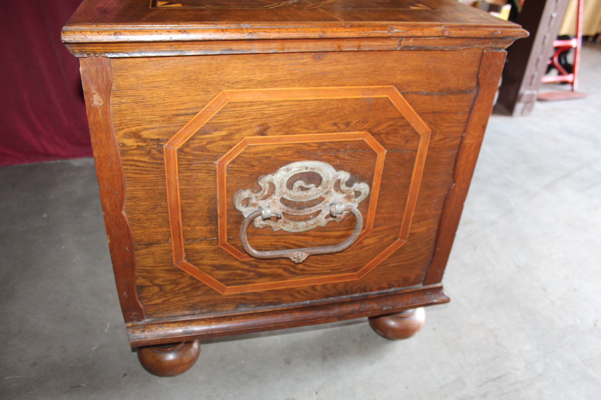 STAROŽITNÁ TRUHLA, INTARZOVANÁ