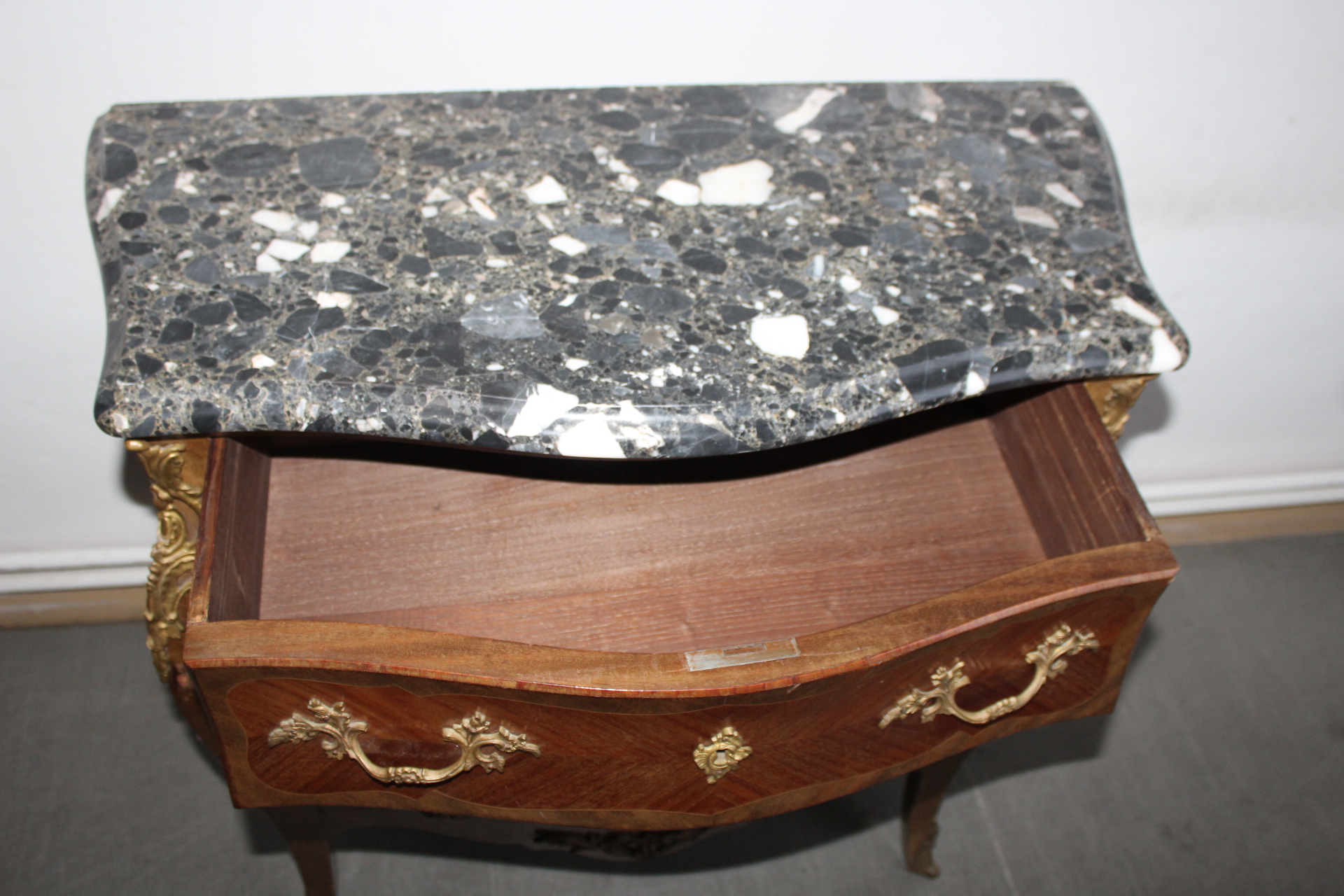 KOMODA S MRAMOROVOU DESKOU