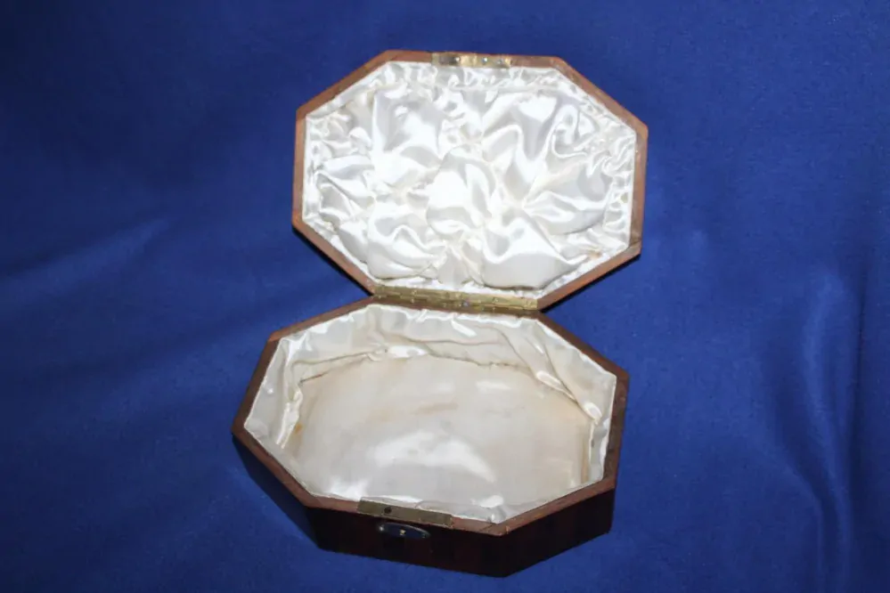 DŘEVĚNÁ ŠPERKOVNICE SE SLOVENSKÝM ZNAKEM