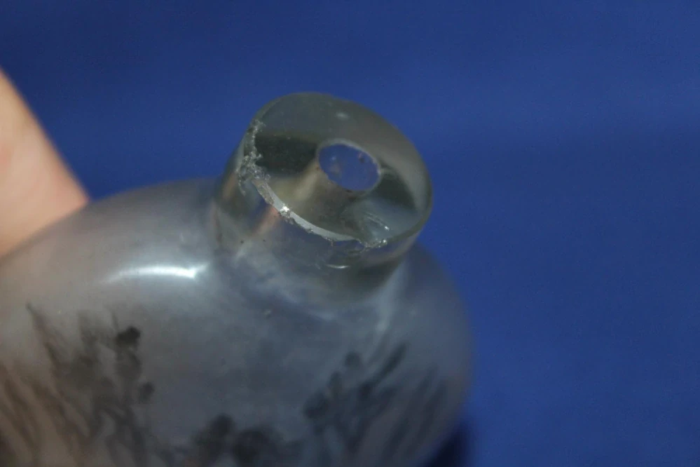 VZÁCNÁ VNITŘNĚ MALOVANÁ NÁDOBKA