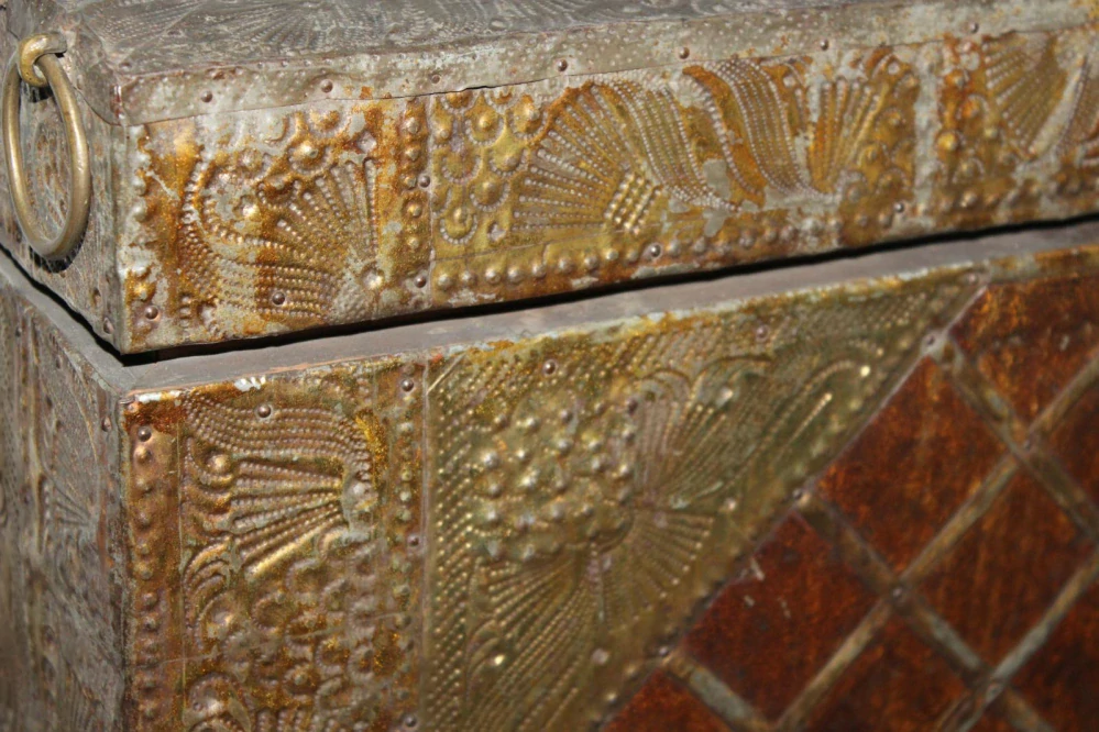 OKOVANÁ STAROŽITNÁ TRUHLA S HRACÍM ZÁMKEM