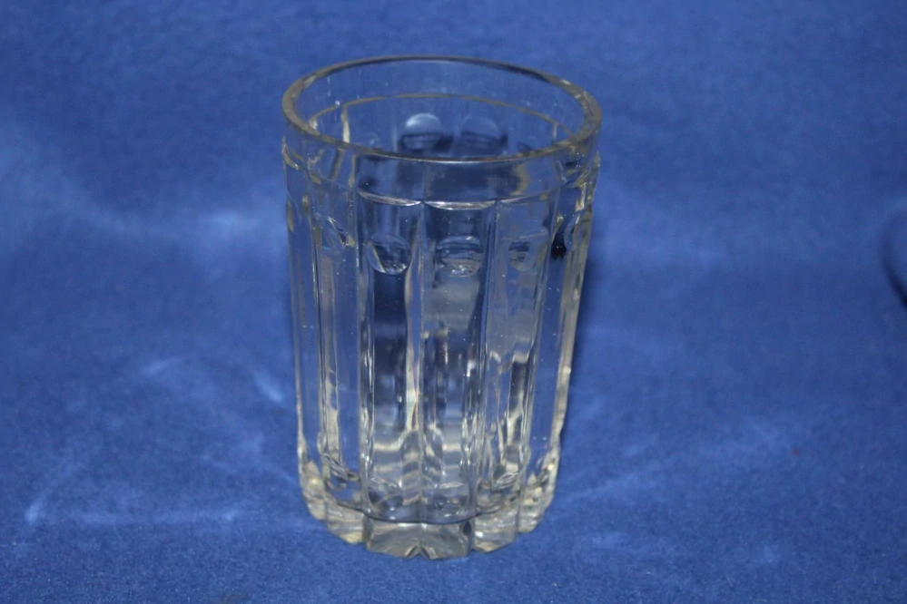 STAROŽITNÁ SKLENICE S LOVECKÝM MOTIVEM