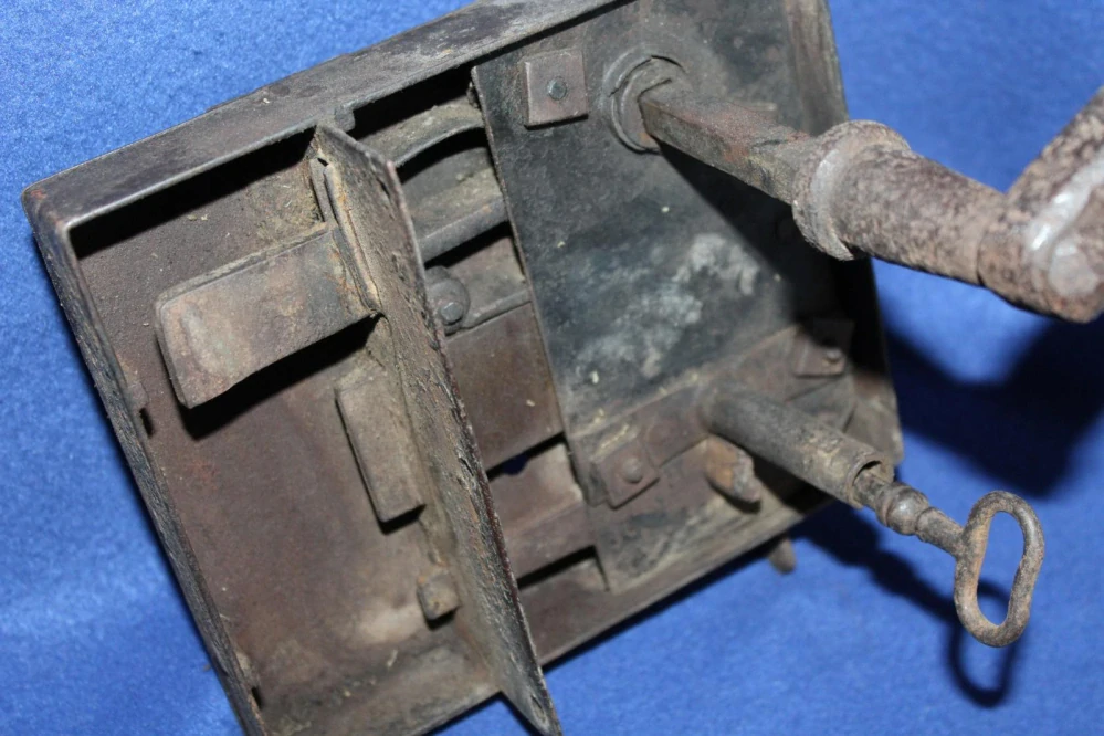 VELKÝ STAROŽITNÝ ZÁMEK