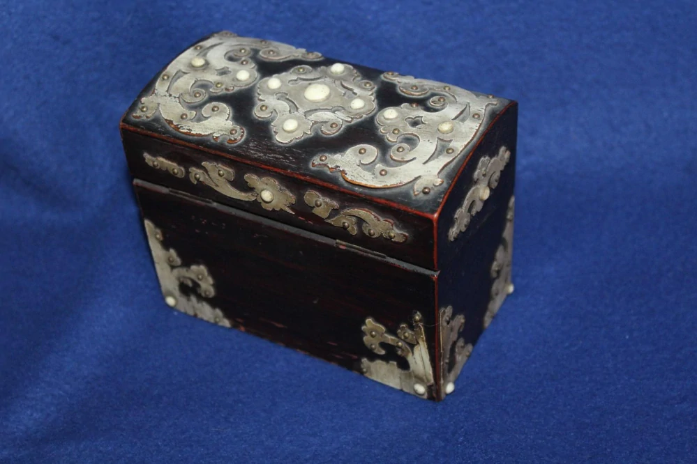 VYKLÁDANÁ TRUHLIČKA