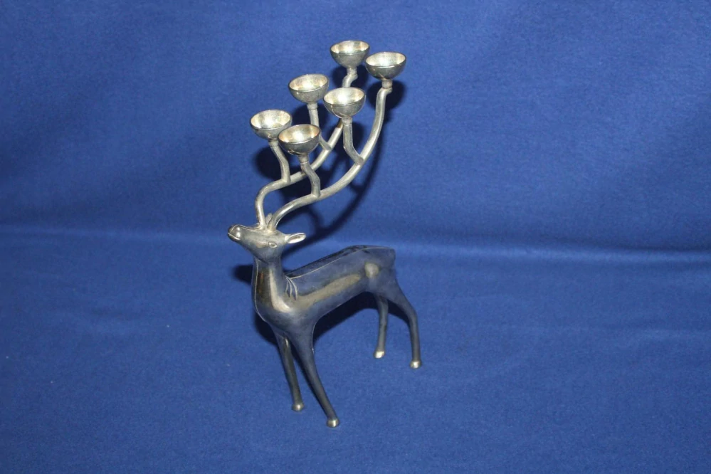 JELEN S ŠESTI SVÍCNY?, BÍLÁ MOSAZ