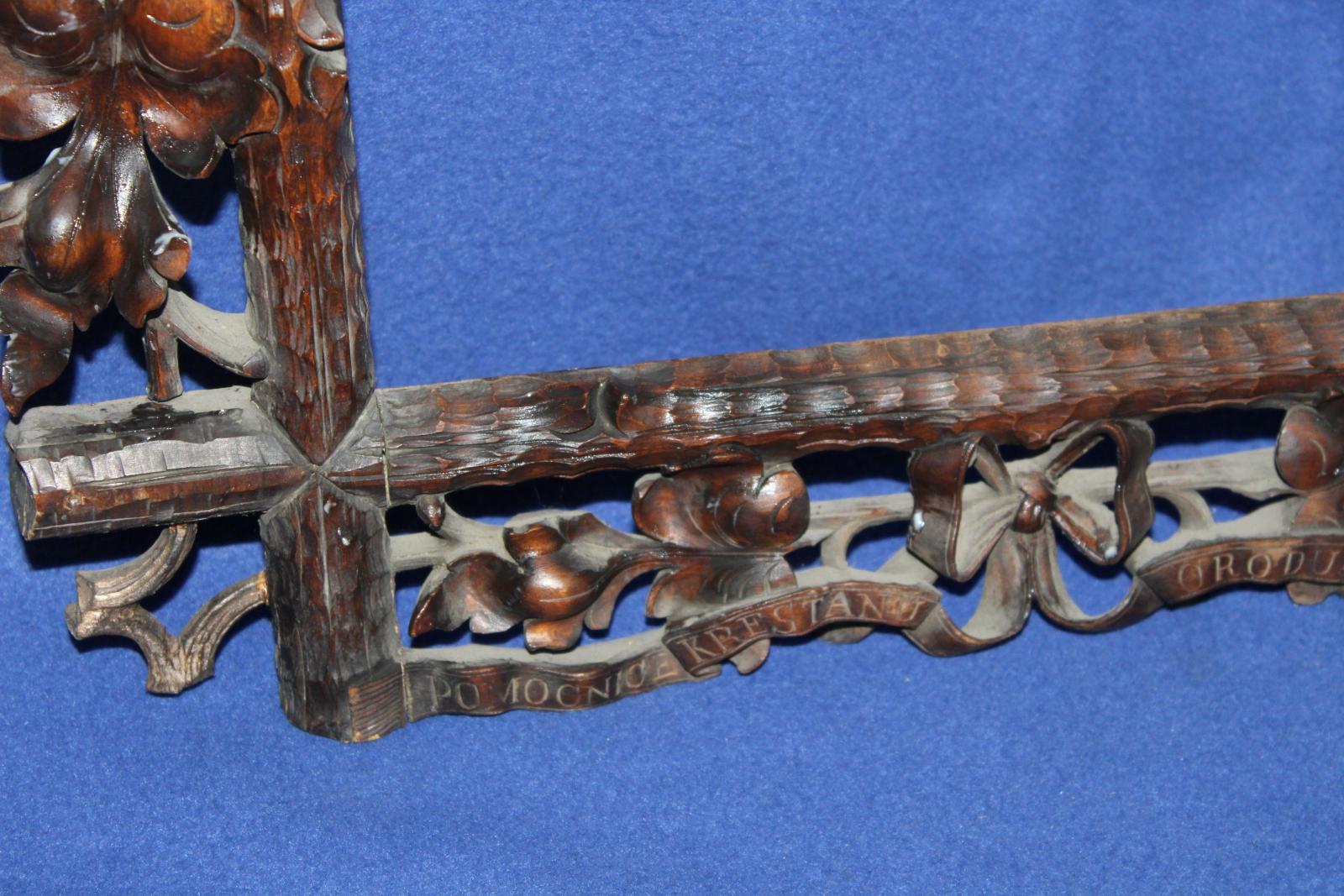 STAROŽITNÝ VYŘEZÁVANÝ RÁM, POMOCNICE KŘESŤANŮ ORODUJ...