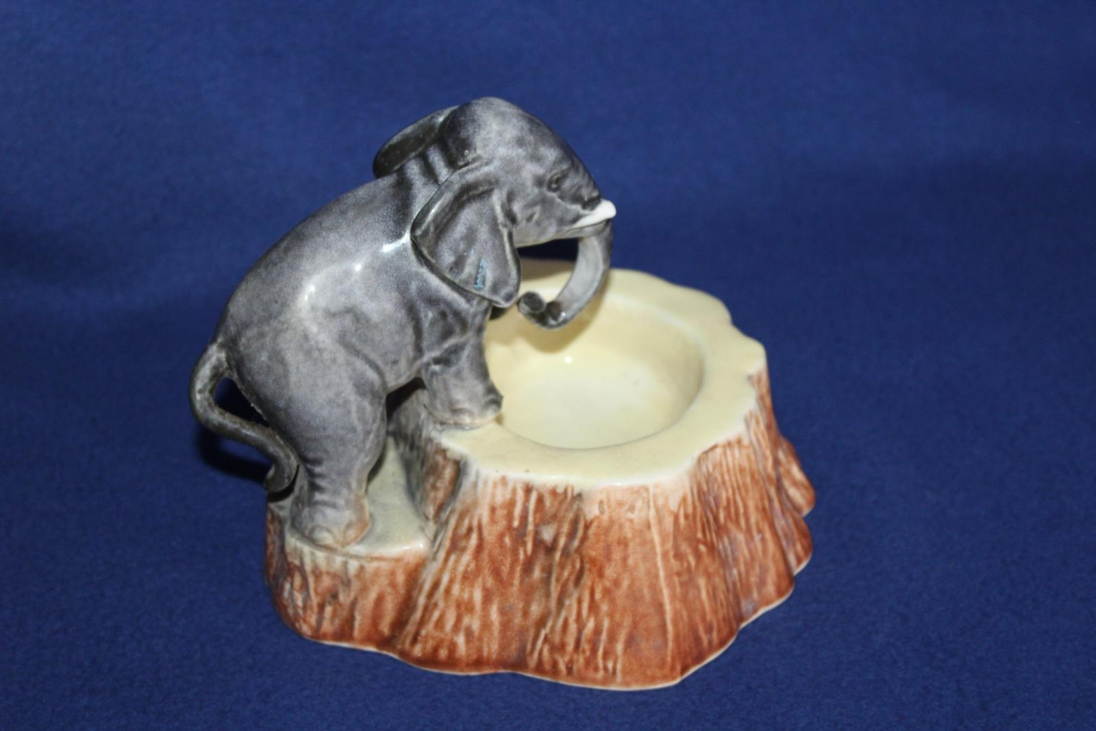 PORCELÁNOVÝ SLON, POPELNÍK