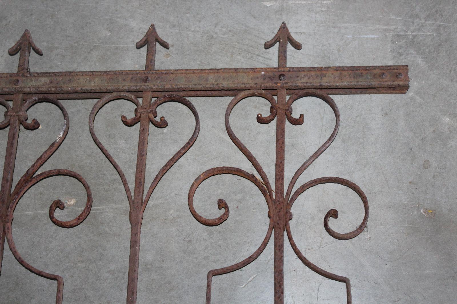 STAROŽITNÁ KOVANÁ MŘÍŽ