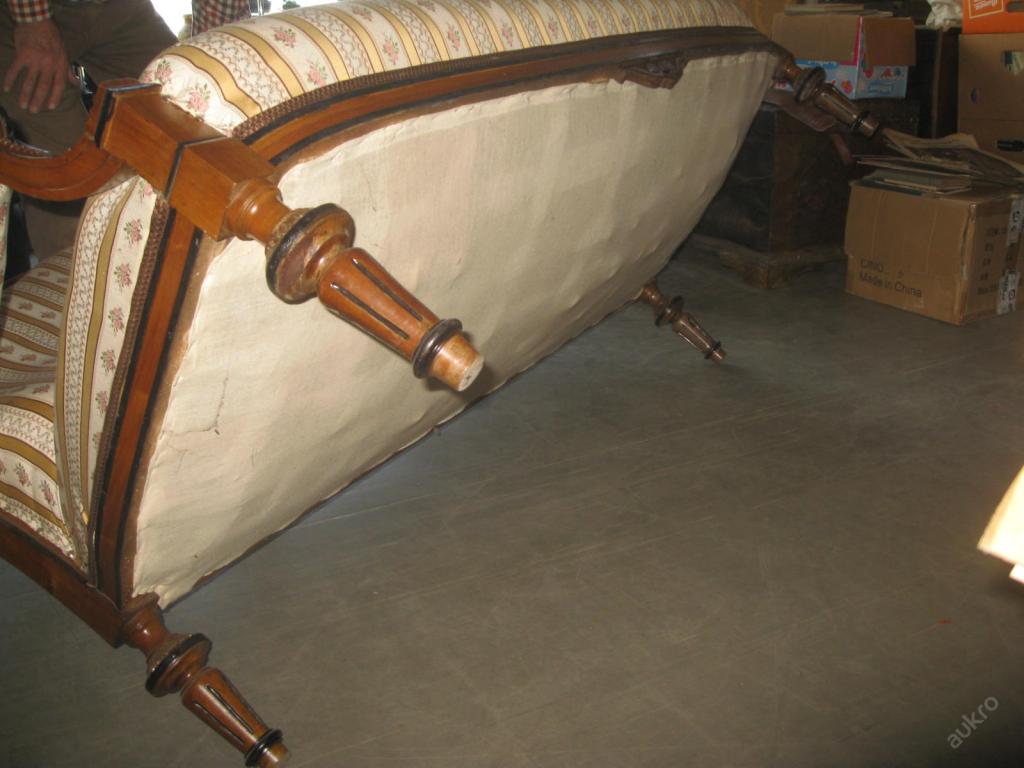 STAROŽITNÁ SEDAČKA