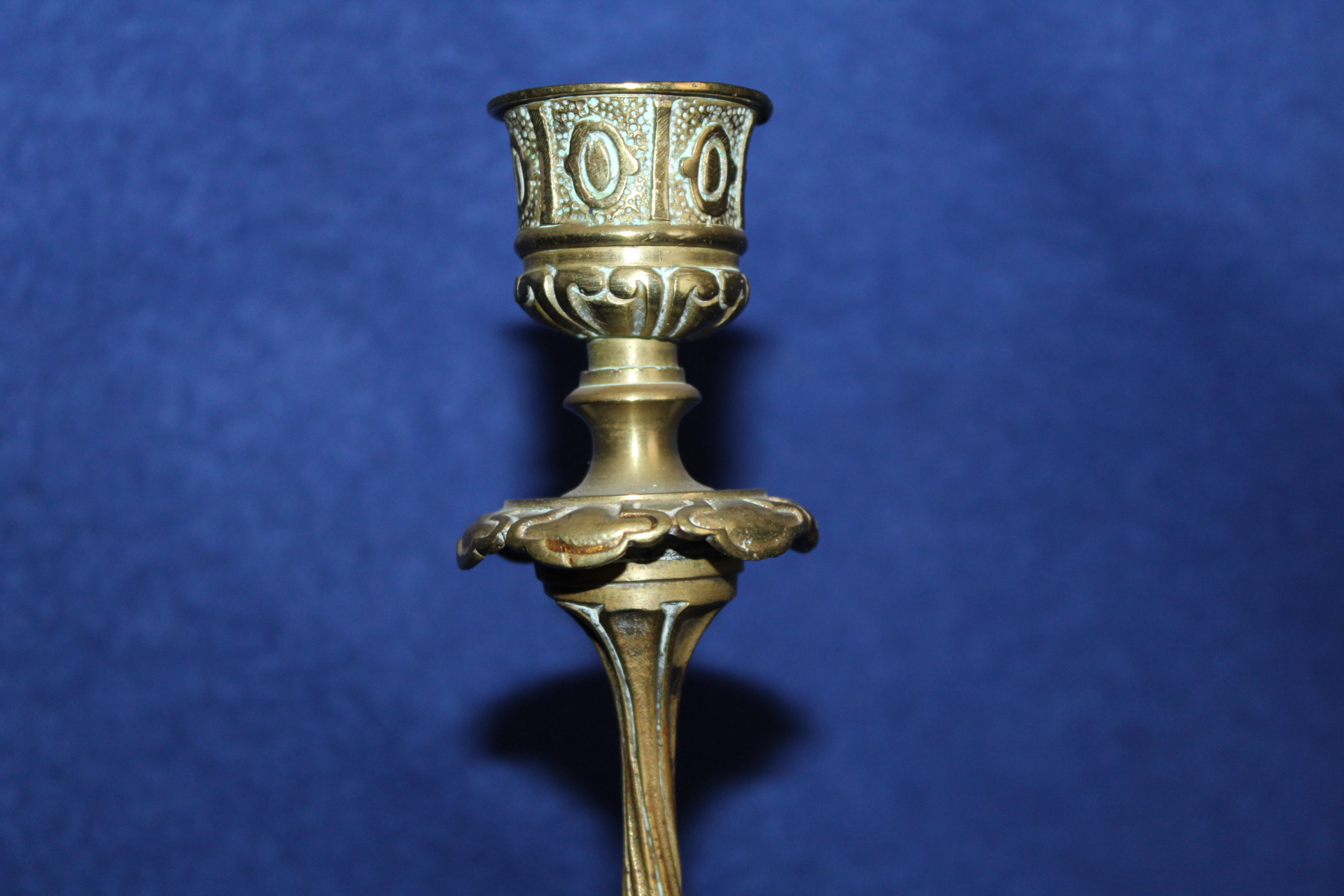 KRÁSNÝ MOSAZNÝ SVÍCEN