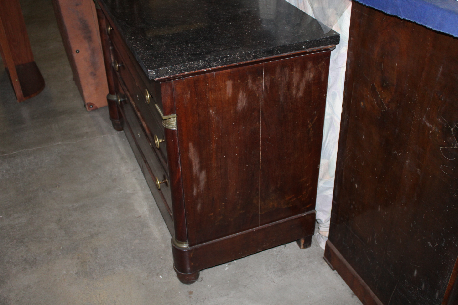 KOMODA S MRAMOROVOU DESKOU